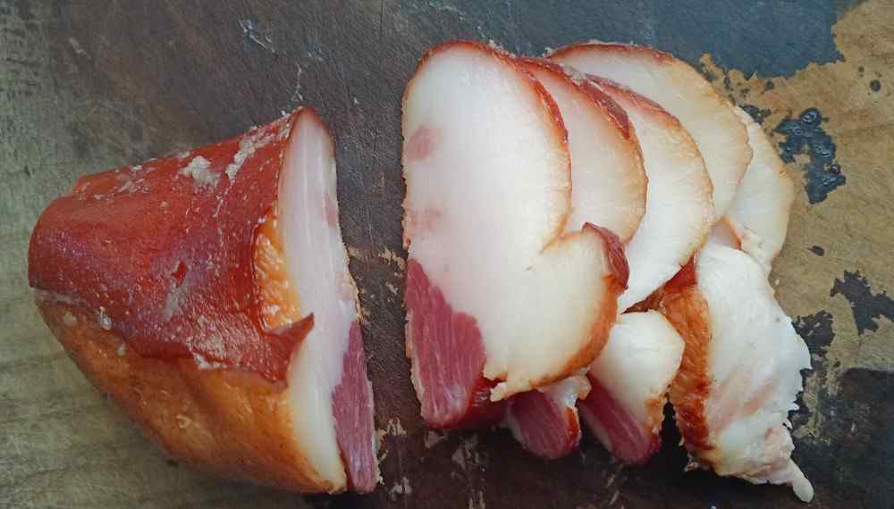 蒜苗炒腊肉 蒜苗炒腊肉，腊肉色泽金黄开胃，蒜苗增加了鲜香的味道