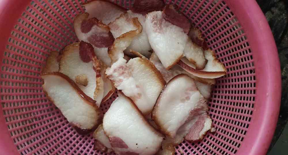蒜苗炒腊肉 蒜苗炒腊肉，腊肉色泽金黄开胃，蒜苗增加了鲜香的味道