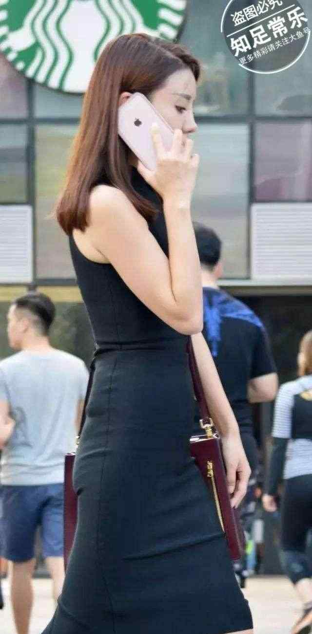 街拍熟女 街拍30岁的熟女 妩媚的身姿充满了渴望，可惜没人懂