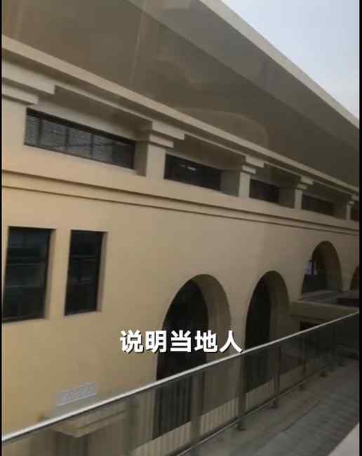 男子乘坐银西高铁途经新车站时 偶然拍下窗外震撼画面！