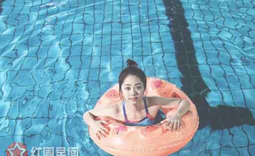 谭松韵真实身高 谭松韵游泳池戏水美丽动人 好尴尬谭松韵真实身高156属实吗