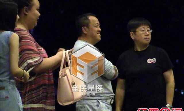 成龙的儿为什么姓房 成龙的儿子房祖名为什么姓房 房祖名会见多名美女是安排相亲吗