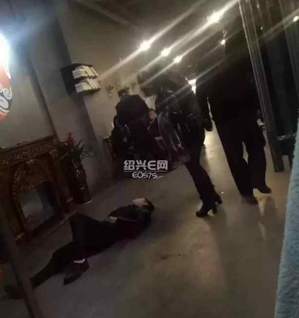 踩肚子 绍兴一烧烤店老板与人发生冲突 有孕妇肚子被踩