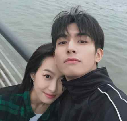 宋威龙全家福 宋威龙和姐姐是龙凤胎吗 姐姐颜值这么高不考虑出道吗