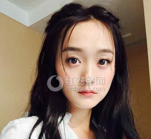 何泓珊 何泓姗为什么不红 何泓姗家里好有钱是真的吗