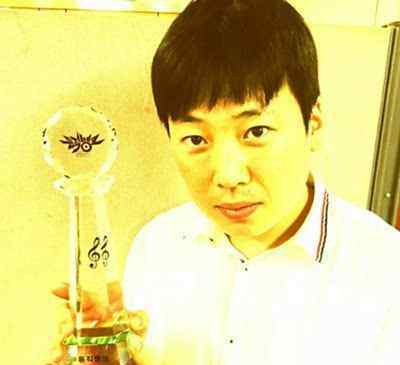 防弹少年团成员 防弹少年团经纪人照片曝光 动手打成员引粉丝不满抗议