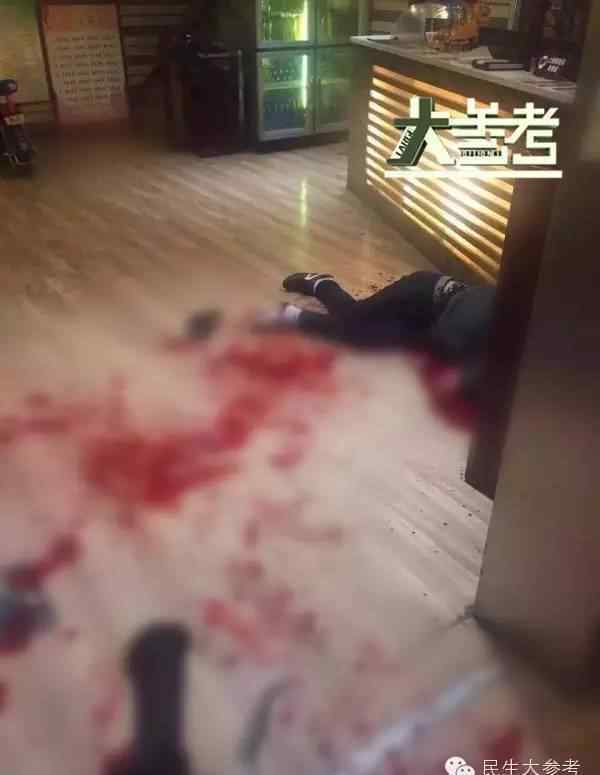 男子网吧怒杀20人 看天下：男子在网吧2秒被捅死 凶手淡定上网