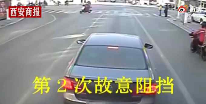 内蒙古一私家车连续4次别停满载公交 原因令人无语