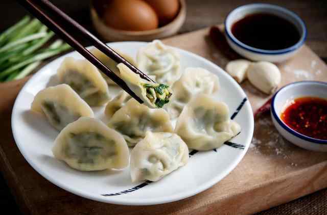 芹菜牛肉怎样调馅更香 调牛肉馅光用一种酱油可不行，再加2样鲜香多汁，这是咱多年经验积累