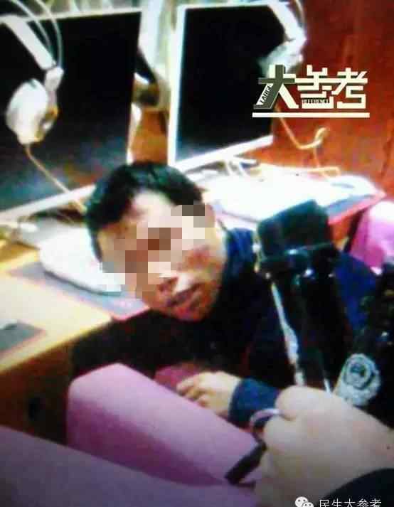 男子网吧怒杀20人 看天下：男子在网吧2秒被捅死 凶手淡定上网