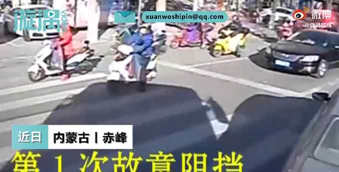 内蒙古一私家车连续4次别停满载公交 原因令人无语