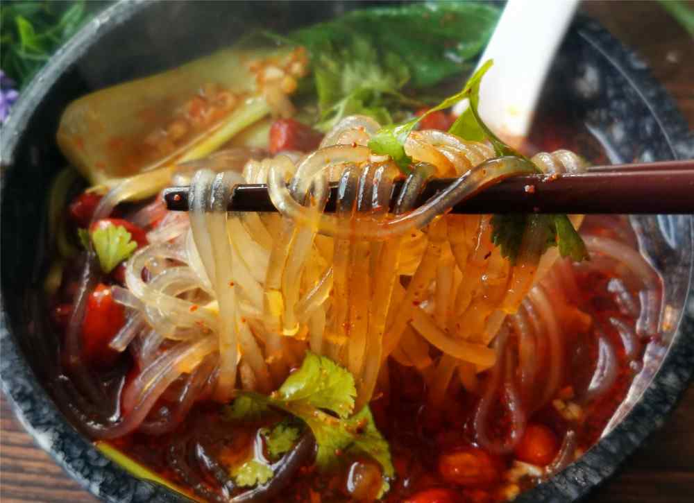 酸辣土豆粉的家常做法 想吃酸辣粉，不用去超市买，教你在家做酸辣土豆粉，酸爽过瘾
