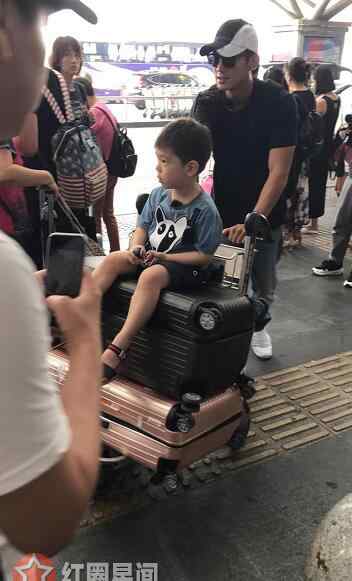 嗯哼与姥爷对比照 揭秘杜江霍思燕怎么认识的 杜江与嗯哼大王简直萌爆表了