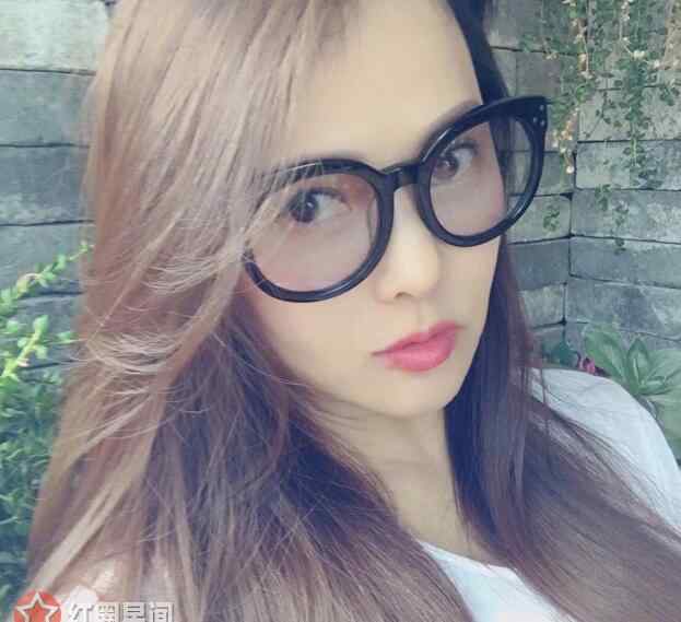 伊能静女儿 揭黄维德后悔放弃伊能静背后真相 伊能静牵女儿散步可爱至极