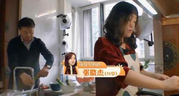 张佳宁支持妈妈再婚 我家那闺女张佳宁：支持妈妈再婚和叔叔相处非常融洽