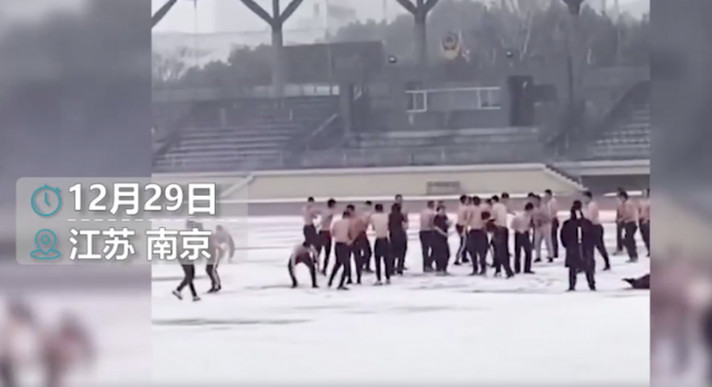 厉害了！南京一高校男生光膀子打雪仗 网友：建议来东北试试文章配图
