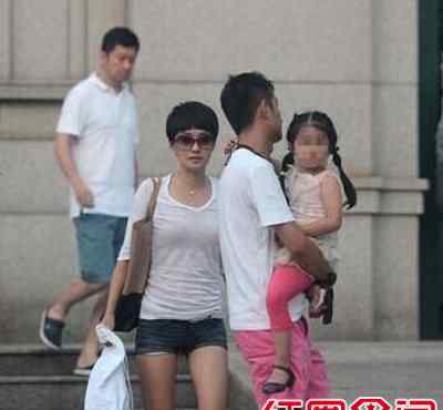 文章一家三口 文章马伊琍共同接女儿放学 一家三口齐亮相