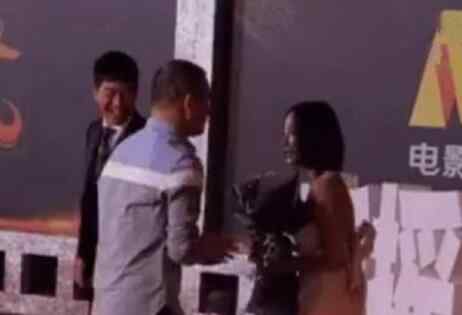 王珞丹红毯被求婚 王珞丹红毯被求婚太尴尬 保安全程消失多亏工作人员解救