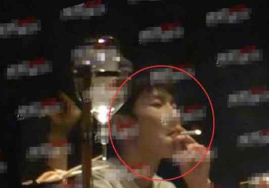 王源吸烟照曝光 王源抽烟照曝光 公众场合还有女士在身旁行为引争议