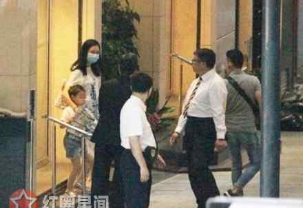 朱丽倩怀孕 朱丽倩刘德华几个孩子 52岁朱丽倩腹部隆起疑似怀孕
