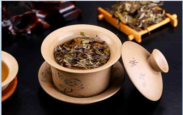 新茶上市 春茶上市“第一背篓茶”受热捧 茶叶飘香致富忙