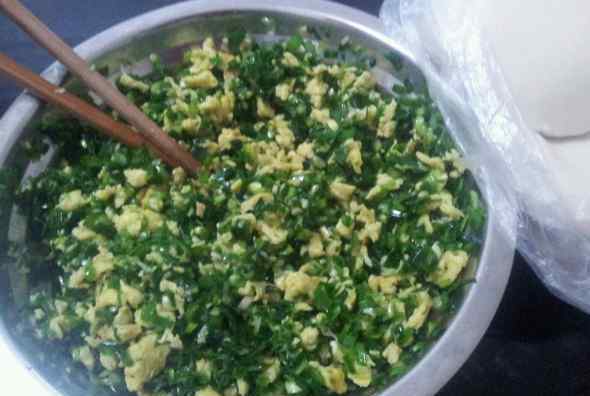 韭菜鸡蛋包子馅的做法 包韭菜馅饺子，韭菜别再直接拌了，教你正确做法，韭菜鲜嫩不出水