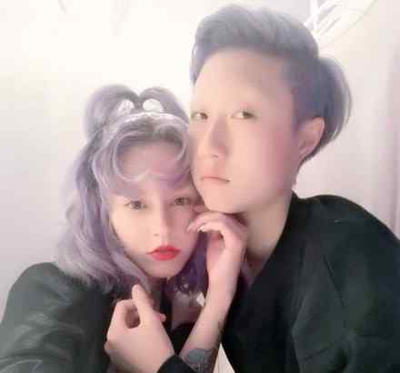 吴卓林的外籍女友 小龙女吴卓林结婚 与大12岁女友晒结婚证