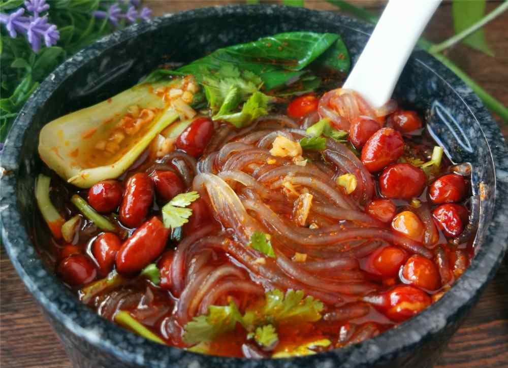 酸辣土豆粉的家常做法 想吃酸辣粉，不用去超市买，教你在家做酸辣土豆粉，酸爽过瘾