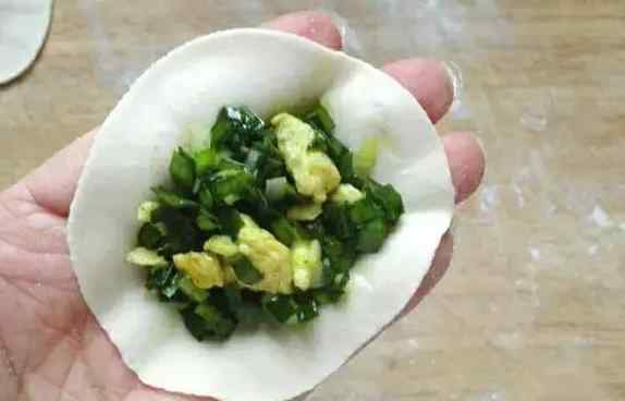 韭菜鸡蛋包子馅的做法 包韭菜馅饺子，韭菜别再直接拌了，教你正确做法，韭菜鲜嫩不出水