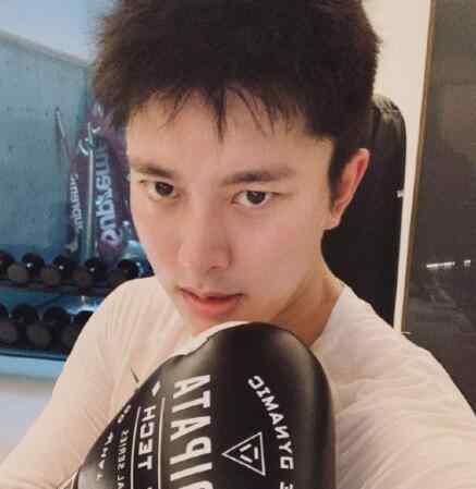 李小璐和贾乃亮离了吗 李小璐和贾乃亮真的离了吗 两个人为什么不公开宣布