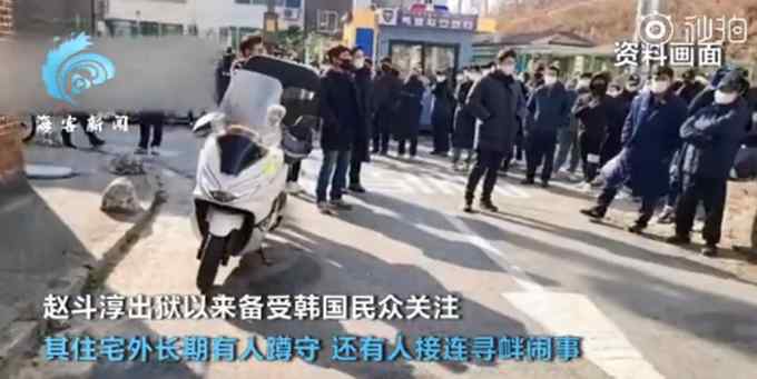 素媛案罪犯出狱15天后首次外出 逛半小时超市 警察寸步不离