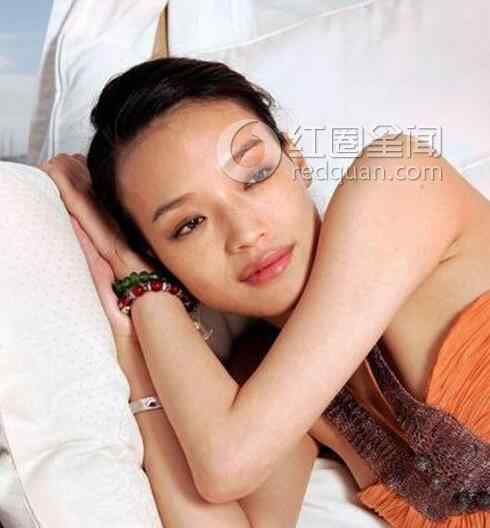 明星被吃豆腐的图片 女明星醉酒被吃豆腐 明星喝酒后丑态百出