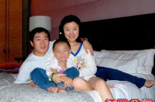 陈红老公李军 陈红前夫李军离婚原因真相 陈红李军亲密床照图片