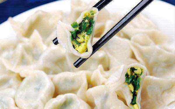韭菜鸡蛋包子馅的做法 包韭菜馅饺子，韭菜别再直接拌了，教你正确做法，韭菜鲜嫩不出水