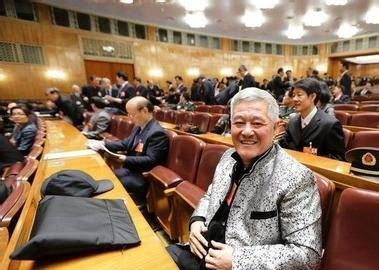 让黄圣依下跪拜师的赵本山，居然还有一个女徒弟