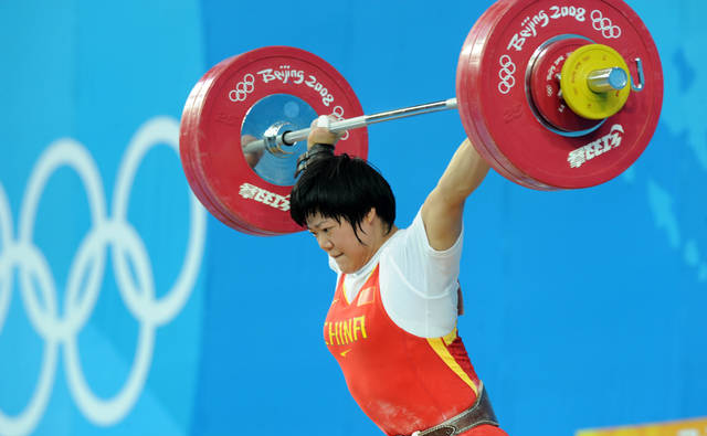 女举三枚奥运金牌被剥夺，《时代》记者回忆刘春红的“举重往事”