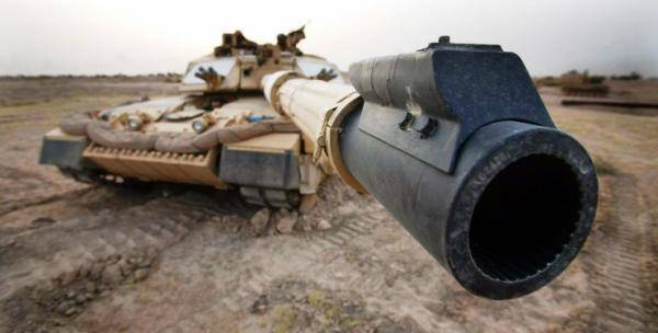 坦克不用线膛炮，改用滑膛炮是为何？擦炮膛的士兵有话说！