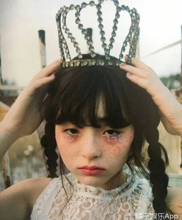 雀斑少女世理奈，睁不开眼的疏离和可爱！