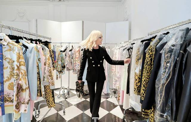 金发的 Donatella 对「假作真时真亦假」有异乎寻常的见解