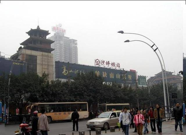 冒着雨、麻着胆儿走进重庆红卫兵墓园，探寻那一段深埋已久的历史往事.....