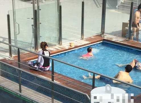 高富帅蔡加赞陪女儿戏水，妻子汪圆圆身材走样紧裹全身