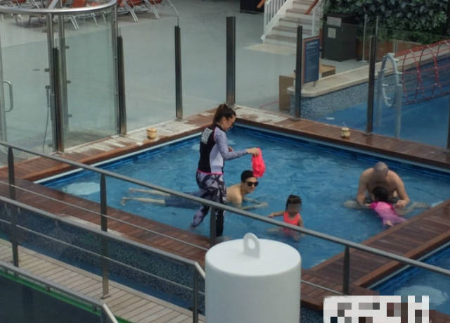 高富帅蔡加赞陪女儿戏水，妻子汪圆圆身材走样紧裹全身