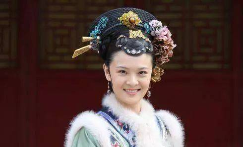 她是《甄嬛传》里的曹贵人，10岁开始演戏，出道20多年仍戏好人不红！