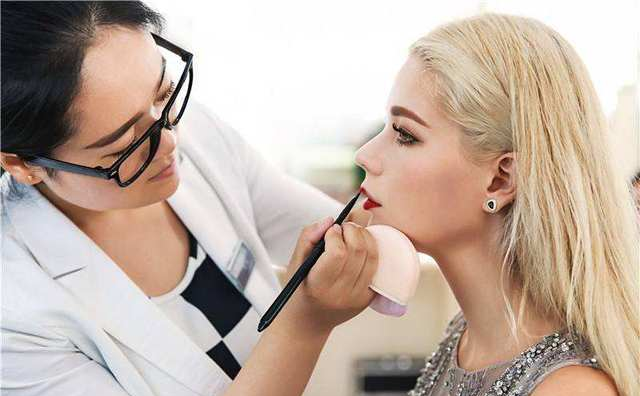 学化妆有前途吗？化妆师的工资一般多少？