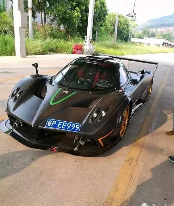 价值4000万的帕加尼Zonda R惊现国内，开到要推车真是尴尬了！