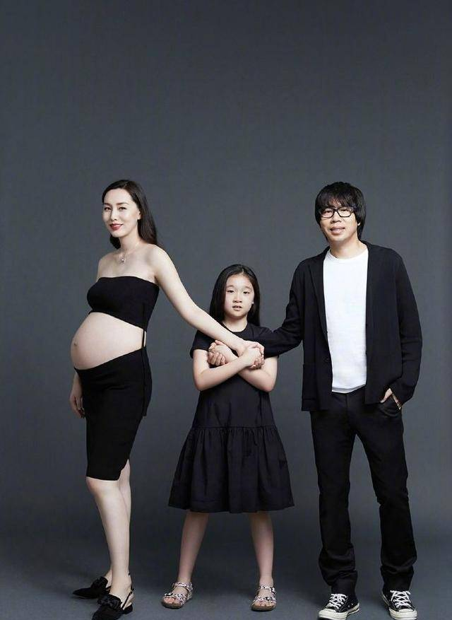 水木年华主唱卢庚戌快50岁还能再当爹 老婆张辛怡身材不错