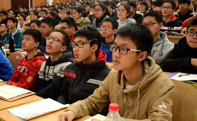 清华大学物理系薛平教授莅临我校畅谈物理魅力