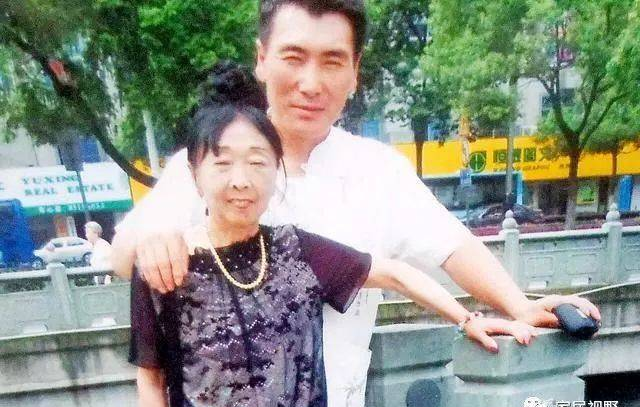 从现有的家居条件，谁能分析出这位80岁老太太与小她几十岁帅小伙走到一起的真正原因？