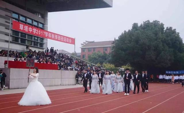 诸暨这个学校火了！还有个最严的“网红”政教处主任