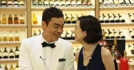 54岁刘青云结婚19年不要孩子，背后隐情真的让人心酸